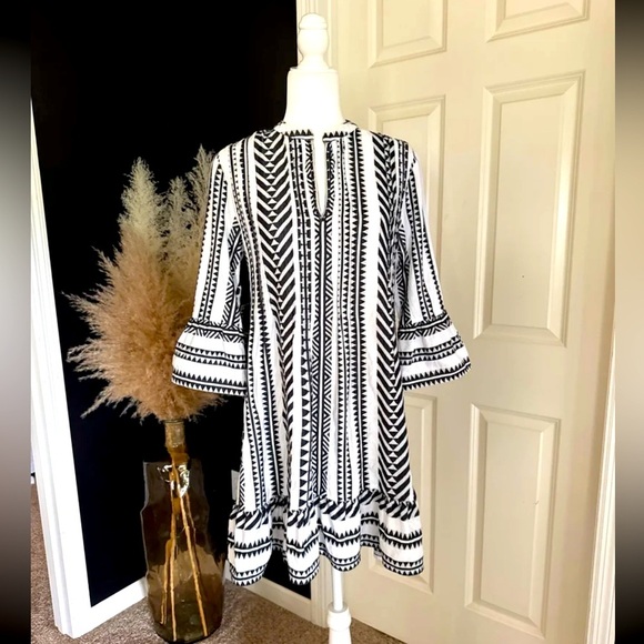 Boo Gemes Black/White Bell Sleeve Aztec Print Mini Dress
 size Small - Picture 2 of 12